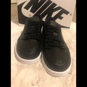 Womans Air Jordan 1 Retro Low Sneakers